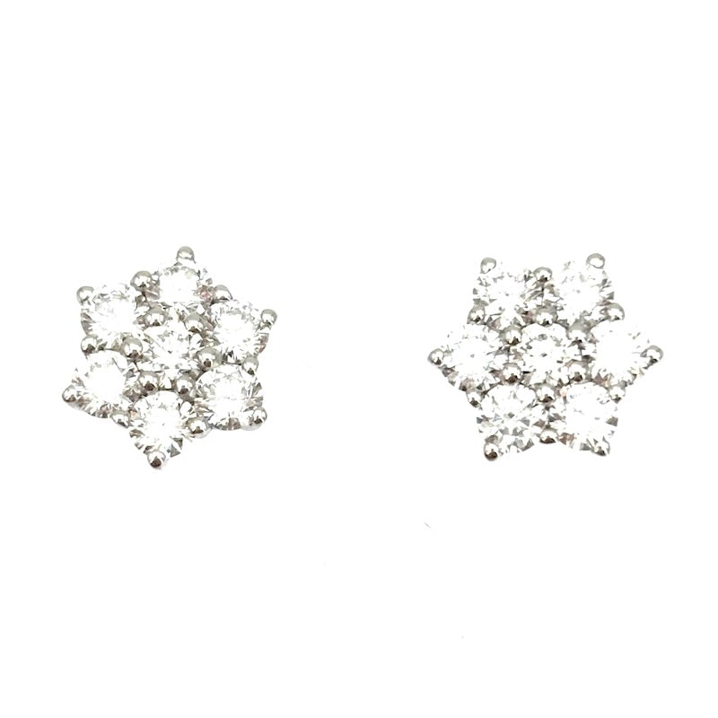 Gold and diamond flower stud earrings - 1.61 ct; 3.99 g: Magnificent, very important circular daisy stud earrings with staggered petals in 18kt white gold with 1.61 ct of total brilliant-cut diamonds, F color, VS clarity. Back with post and butterfly. A gua
