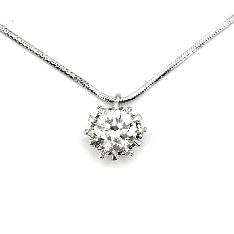 King Charles pendant, diamond and gold - 0.66 ct + 0.04-0.05 ct; 3.92 g: Adorable pendant with a Re Carlo signature, featuring a unique flower-like setting designed to create a more dimensional effect for the central stone and embellished with micro-diamonds. Pendant in li
