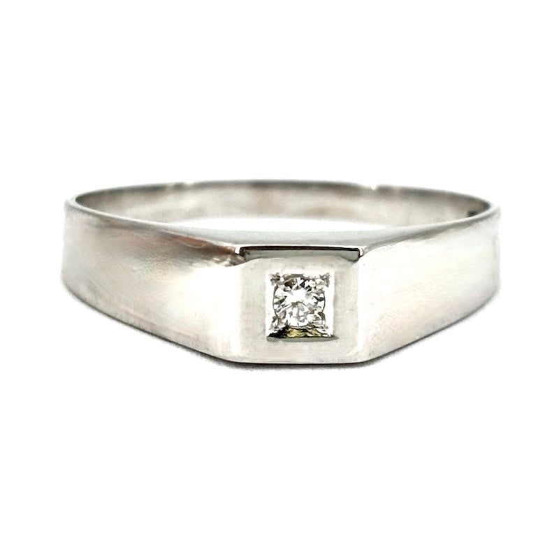Men's solitaire diamond signet ring, white gold; 4.9 g: Beautiful men's band signet ring in 18 kt white gold with a solitaire diamond on a square center. Simplicity, charisma, and value in a distinctive combination, for a man of great personality, charm, a