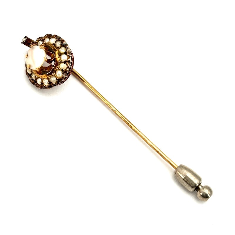 Vintage brooch from the early 1900s, mother-of-pearl, micropearl, and gold flower patch; 2.48 g: Antique charm for this vintage pin from the early 1900s, in gold, with a circular mother-of-pearl and micropearl flower patch. Unparalleled charisma for this tie pin, or whatever you desire, an access