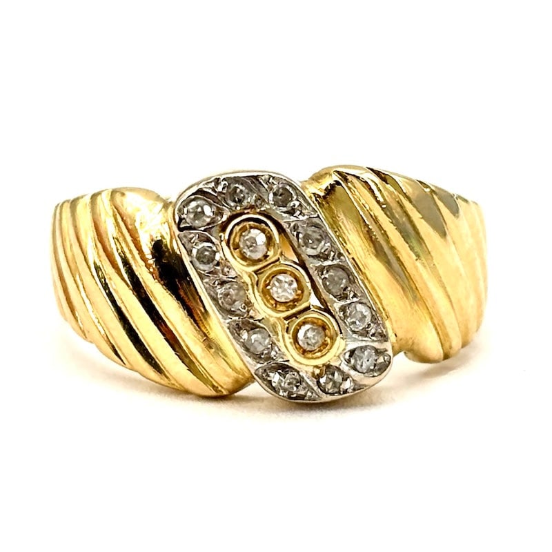 Vintage yellow gold fluted band ring with diamonds; 4.9 gr: Adorable vintage fluted band ring in 18kt yellow gold with oblique diamond insert on white gold and central trilogy. Romantic, comfortable, univ