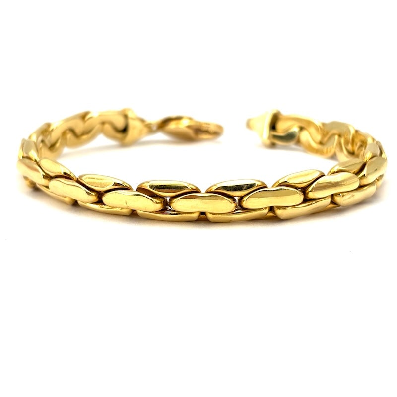 Yellow gold herringbone chain bracelet; 17.9 g - 18.5 cm: Beautiful herringbone chain bracelet in 18kt yellow gold with a convenient lobster clasp. A universal, mirrored bracelet in 18kt yellow gold, spectacu