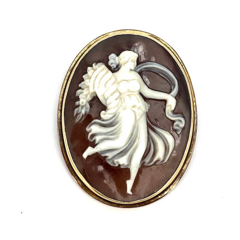 Antique cameo pendant-brooch with a maidservant and gold; 5.97 gr (1 of 6)