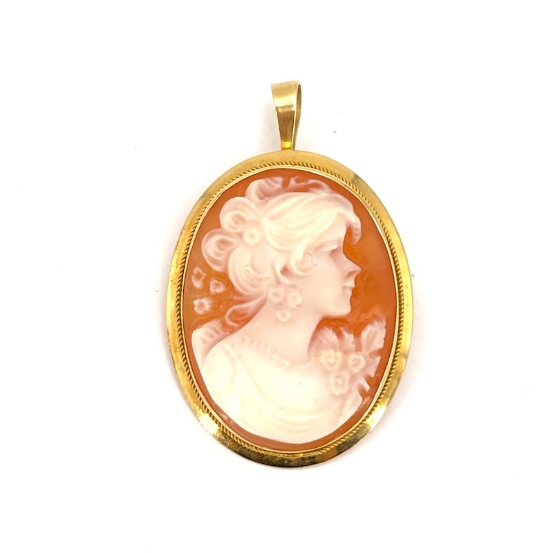 Cameo and gold pendant-brooch; 4.07 gr: A retro feel for this beautiful vintage pendant-brooch with a hand-engraved cameo featuring a lady's face on a carnelian shell. An artistic, old-school gem, mounted in 18kt gold with a refined, vintag