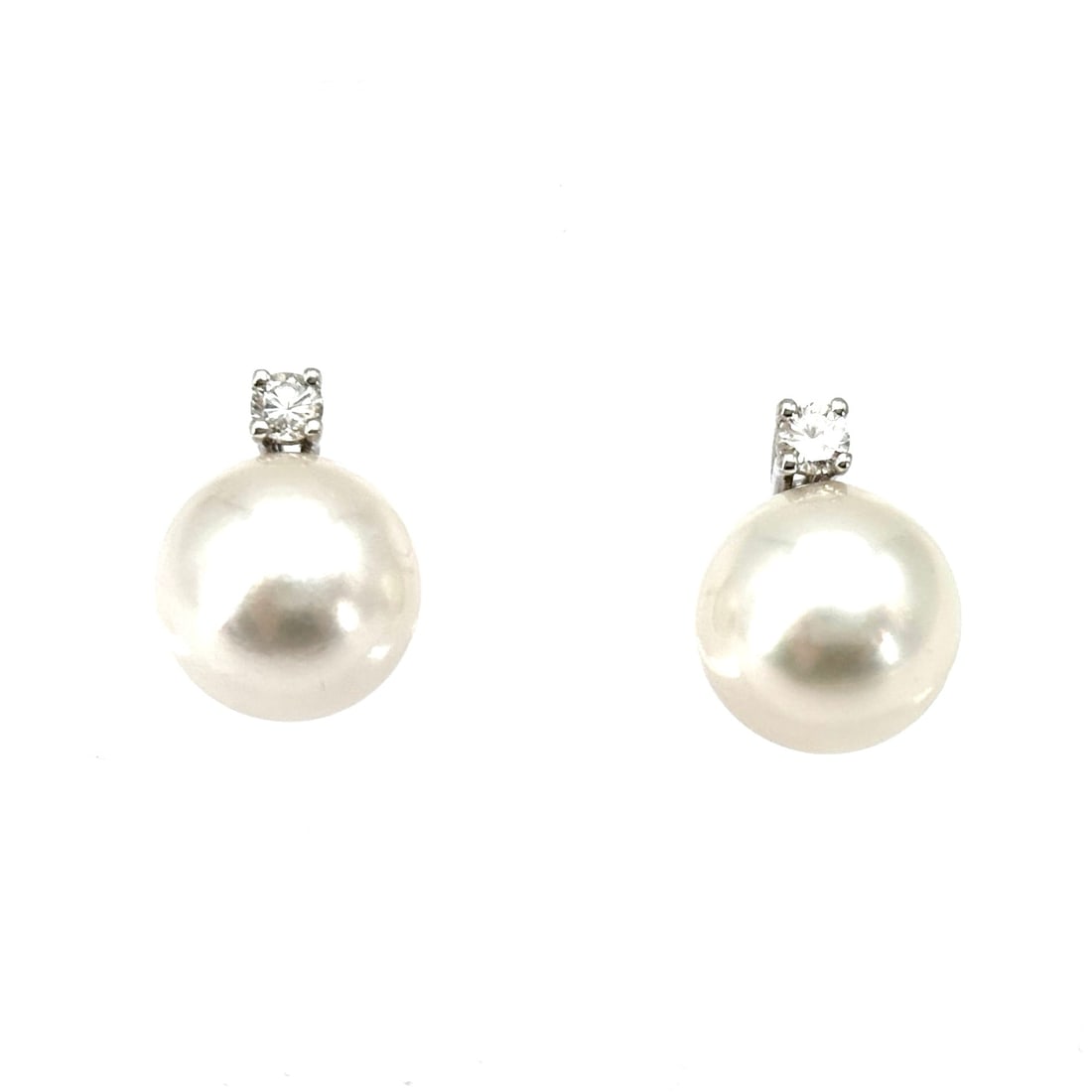 Akoya pearl stud earrings - 8.5-9 mm, in white gold with diamonds - 0.10 ct; 3.46 gr: Classic, essential and precious stud earrings, with Akoya pearls set in 18kt white gold with a pin and butterfly back. The timeless femininity of pearl stud earrings, enriched by two fabulous surmount