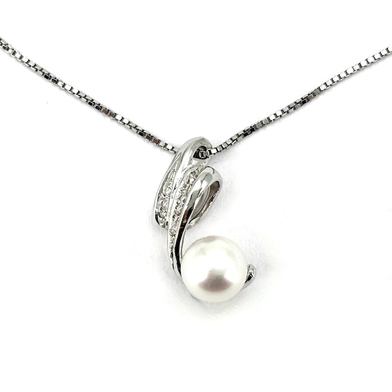 Pearl, gold and diamond pendant; 3.14 gr: Refined pendant with Akoya pearl and soft white gold and diamond setting. The timeless class of the pearl in an exquisite and romantic version, at an incredible price!!! White gold chain included. Our
