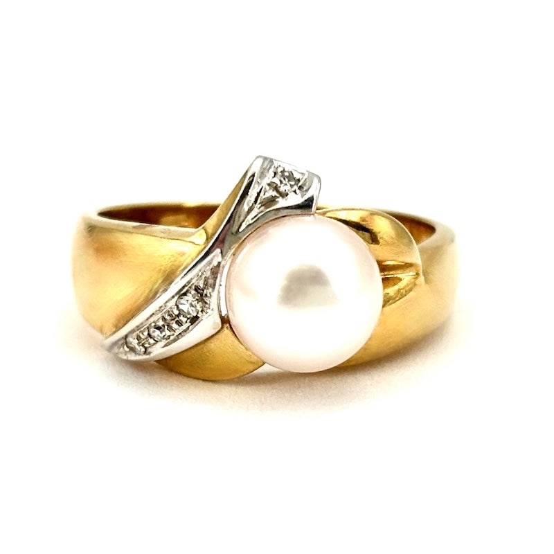 Two-tone gold band ring, pearl, diamonds; 5.24 gr: Fascinating and sophisticated pre-owned band ring in yellow gold with a central Akoya pearl and a surmounting of diamonds that embellish the already important setting of the ring. Exquisite! Akoya pea