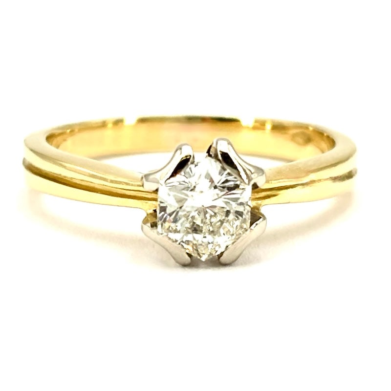 Two-tone gold ring with hexagonal solitaire diamond; 4.04 gr: Very special ring in 18 kt yellow and white gold, with a central solitaire diamond with an unusual hexagonal cut of 40-45 points, mounted on an original white setting, for a ring as special as it is c