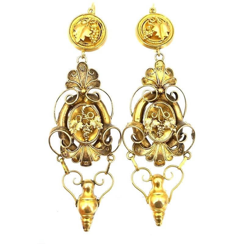 MASTERPIECE. Antique drop earrings, late 18th-early 19th century, yellow gold - 8.1 cm; 12.74 g: An antique jewel that will wow you!!! A large and unique pair of vintage drop earrings from the late 18th or early 19th century, in Bourbon style, all in 18kt yellow gold! The timeless, intricately cr