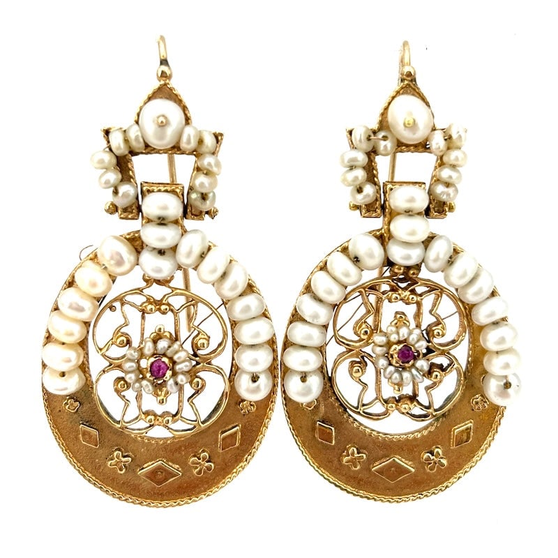 Vintage micropearl and gold drop earrings - 4.6 cm; 11.82 g: Exquisite, unique, handcrafted vintage drop earrings with a touch of vintage and bohemian flair, featuring unequal micropearls, intricate workmanship, and micro rubies in 9 kt gold. These charismatic