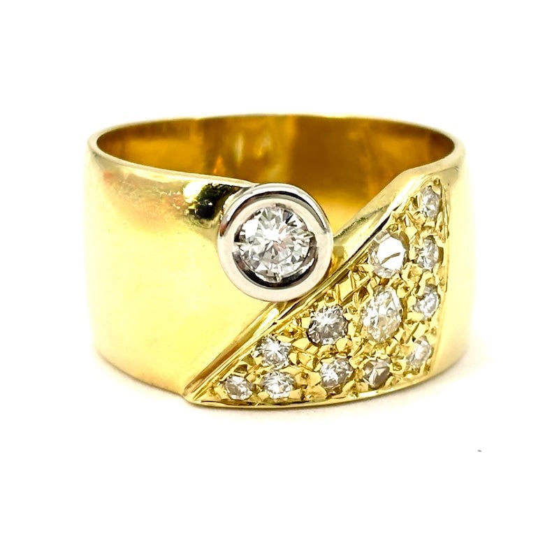 Maxi band ring in yellow gold with a brilliant solitaire and a triangle of diamonds; 7.46 g (1 of 6)