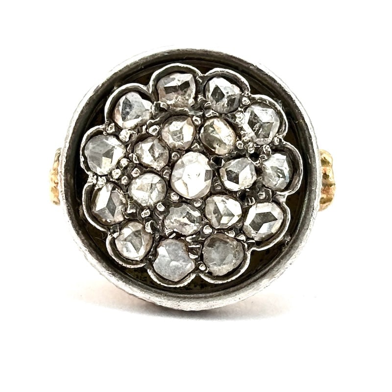 Vintage patch ring, diamonds and gold; 5.79 gr: Fabulous classic old money, vintage circular patch ring in 18kt gold with diamonds set in silver and a charming, masterfully crafted Florentine-style setting. A uniqu