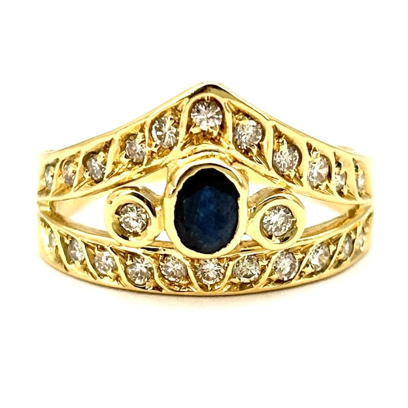 Vintage crown-style ring, sapphire, yellow gold and diamonds; 4.82 g: Stunning vintage crown-style ring in 18kt yellow gold, with a central sapphire and diamonds all over the front. A retro yet youthful design, a unique and precious band, and a timeless charm for this a