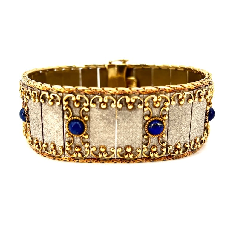 Vintage white and yellow gold cuff bracelet with blue lapis lazuli; 70.25 g - 18.4 cm: Sublime vintage cuff bracelet from the 1950s/1960s, handcrafted in satin-finished 18kt white and yellow gold, with small circular cabochon lapis lazuli. An incredible solid gold opportunity that is tr