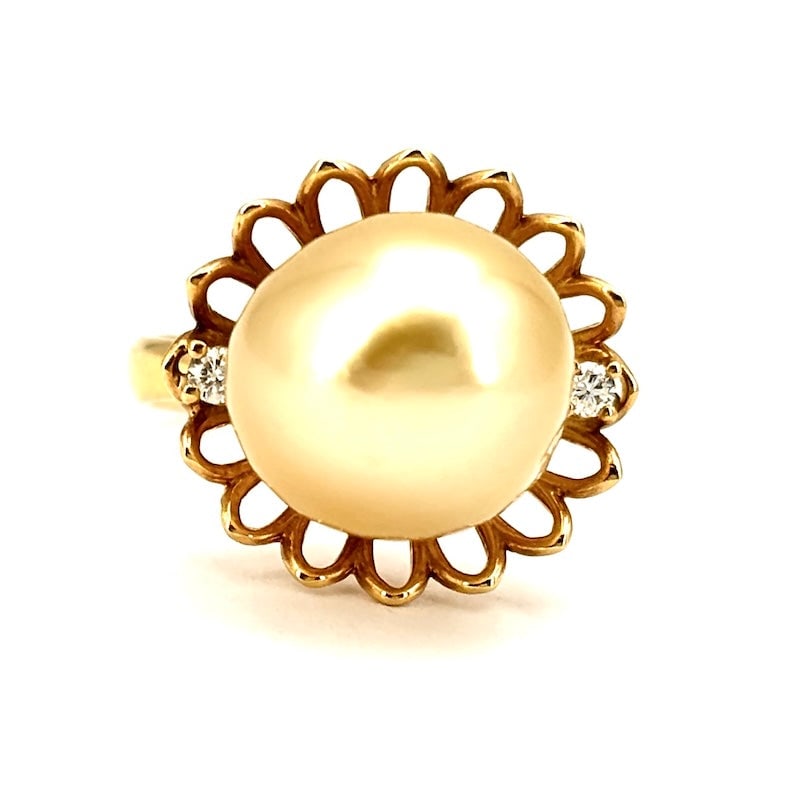 Australian yellow gold pearl ring, yellow gold and diamonds; 7.81 g: Beautiful ring with a slightly baroque central Australian yellow gold pearl, on a saddled yellow gold flower with diamonds. A beauty with an exotic and luminous charm and great character! Australian g