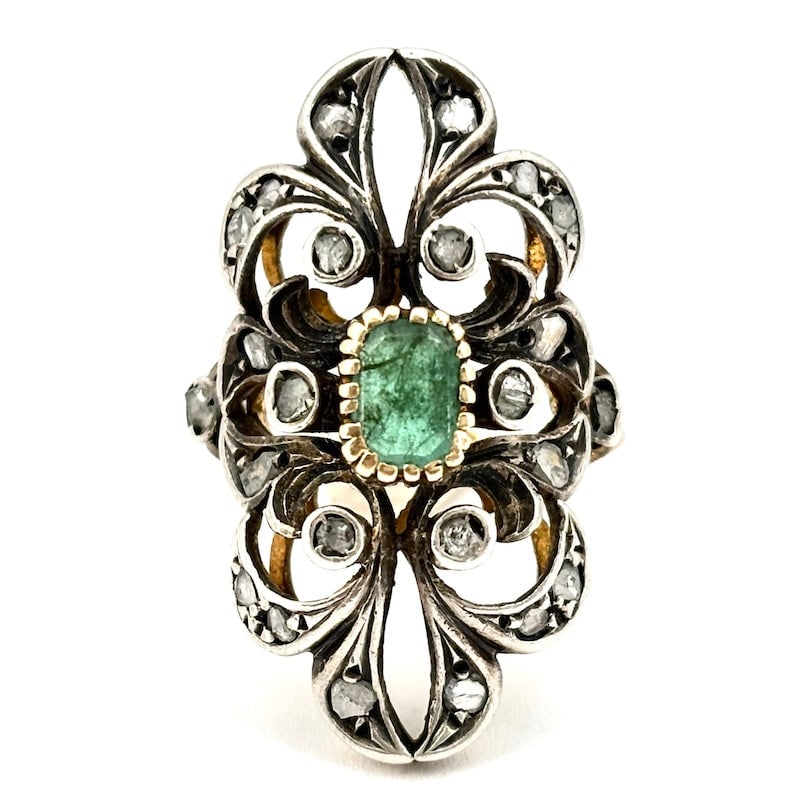 Vintage-style maxi patch ring, emerald and diamonds; 6.63 gr: Picturesque and evocative vintage ring proposal, maxi elongated flower patch, charismatic antique style ring in 18 kt yellow gold with central emerald and diamonds mounted on silver. Retro taste par e