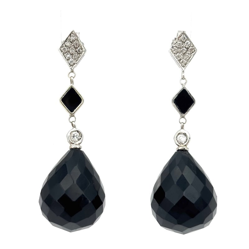 Onyx and diamond drop earrings in gold; 3.9 cm - 11.89 g: Beautiful white gold pendant earrings with onyx and diamonds. Back with pin and butterfly. A black and white refinement that is always highly sought-after, universal, youthful and precious. 3.9 cm x 1