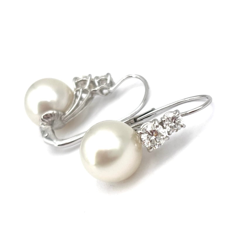 Australian pearl and double diamond drop earrings, closed earring, white gold; 8.15 g - 2.9 cm: Magnificent, classic and unmissable drop earrings with 11.5-12 mm Australian pearls, set in 18 kt white gold with a very comfortable and versatile closed earring back and double solitaire brilliants i