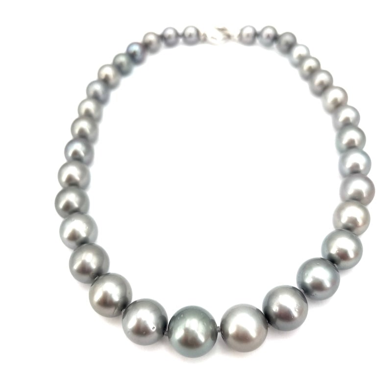 Masterpiece necklace with maxi Tahitian pearls, first choice, white gold; 45 cm: An enchantment of exoticism and incredible gray nuances for this fabulous 45 cm used choker necklace with first choice gray Tahitian pearls, 11.5/13.5 mm in diameter, with a designer clasp in 18 kt wh
