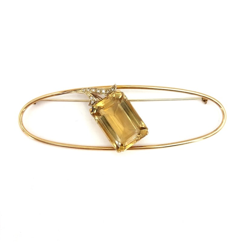 Maxi design brooch, citrine quartz, diamonds and yellow gold; 32.2 g: Masterful, unusual and extremely precious vintage designer brooch, with a maxi stylised oval, excellently crafted in 18 kt yellow gold, with a large emerald-cut citrine quartz as the protagonist, enri