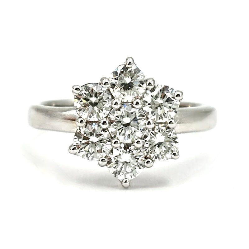 White gold and diamond flower ring; 1.37 ct; 4.83 gr: A sensational opportunity!!! Unmissable price!!! A luminous, precious, and eternal diamond flower! Circular daisy ring in 18kt white gold with 1.37 ct of total brilliant-cut diamonds. An eternal and e