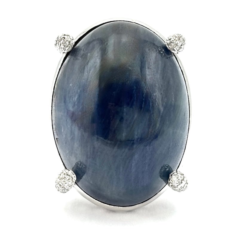 Cabochon sapphire ring, diamond claws, white gold; 16.21 g: A marvelous maxi stone ring, a great bargain! Stunning designer ring, with a beautiful and very important central oval cabochon-cut sapphire set by 4 white diamond prongs, on a contemporary white gold