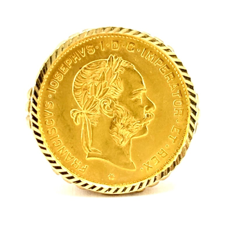 Vintage half-marengo gold coin ring, Florentine style; 9.33 g: An iconic coin ring from the 1950s and 1960s! Fabulous unisex ring in 18kt yellow gold, crafted with a sublime Florentine-style setting, featuring a 3.22g 900 gold half marengo coin. The Austrian 4 fl