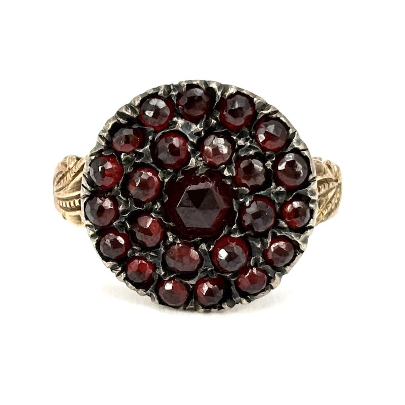 Vintage circular garnet patch ring; 4.87 gr: Adorable vintage circular patch ring in 18kt gold, masterfully crafted in Florentine style, with a central patch of grenadines! A true artisanal and old-school exquisiteness made into a jewel! Our com