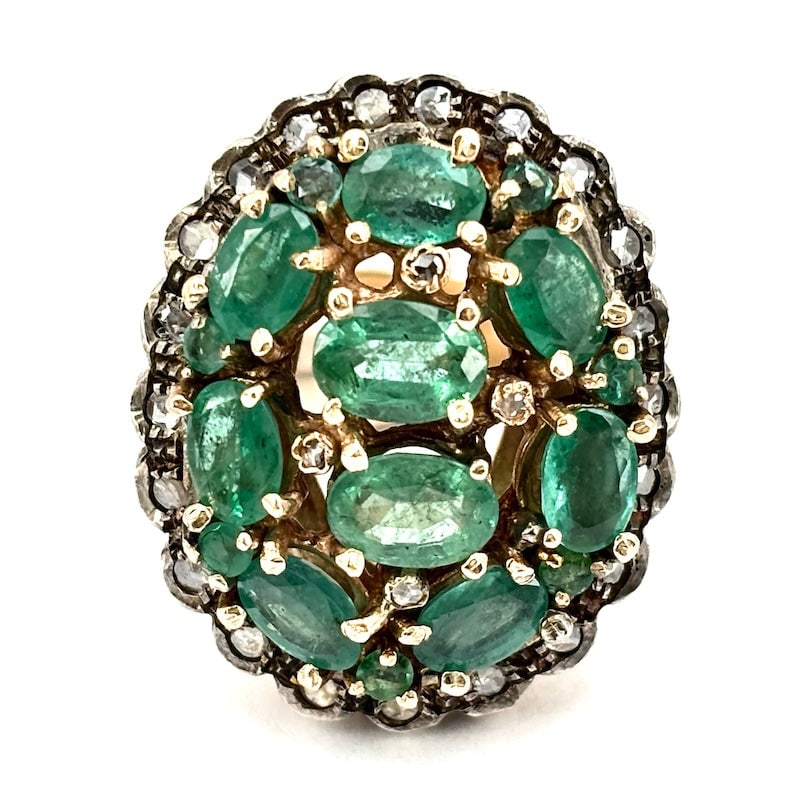 Vintage-style maxi patch ring, emeralds and diamonds; 15.96 gr: Important and suggestive vintage ring proposal, maxi oval demode patch, in antique style with beautiful emeralds and perimeter diamonds mounted on silver. Retro taste par excellence and super charisma