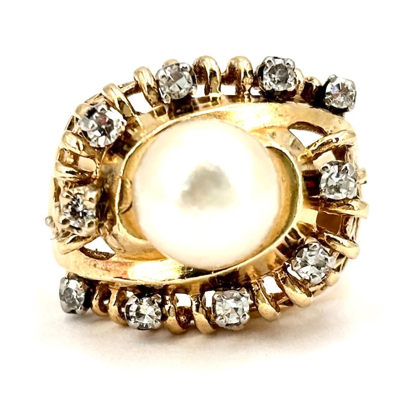 Vintage art ring with pearl, diamonds, yellow gold; 6.61 g: Artistic retro-style jewel! Sculptural 9 kt yellow gold ring, exquisitely crafted and pierced, with a central Japanese Akoya pearl and diamonds. An old-money wonder! Our company's certification is ava