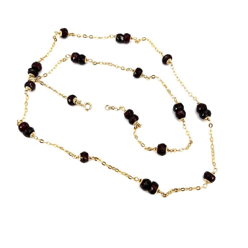 Long vintage necklace, garnet and alternating gold chain - 74 cm; 27.07 gr: Charismatic and unmissable long vintage necklace in retro style, with irregular faceted garnet roundels, alternating with an 18 kt yellow gold chain. A stunning vintage-style jewel, in a very precious
