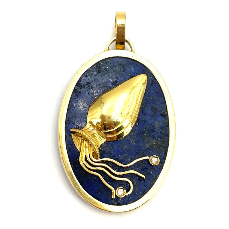 Aquarius pendant with lapis lazuli, diamonds, and yellow gold; 9.01 g: Beautiful and intense oval aquarium pendant in natural lapis and 18 kt yellow gold, with double diamond. An intense touch of magnetism! Our company's certification is available for free, upon request.