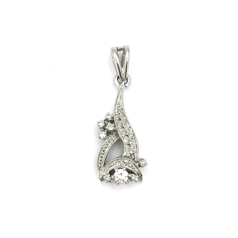 Vintage pendant, diamonds and white gold; 2.16 gr: An exquisitely romantic and retro design for this vintage pendant in 18kt white gold, with diamonds. A refined and very special delicacy! Our company's certification is available for free, upon reques