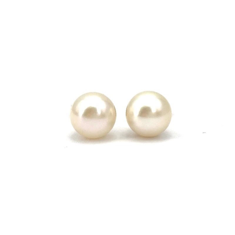 7-7.5 mm Akoya pearl stud earrings in yellow gold; 2.24 g: Essential and essential second-hand earrings with Japanese Akoya pearls on the lobe, 7-7.5 mm in diameter, set in 18 kt yellow gold. Post and butterfly on the back. Timeless femininity and ready-to-we