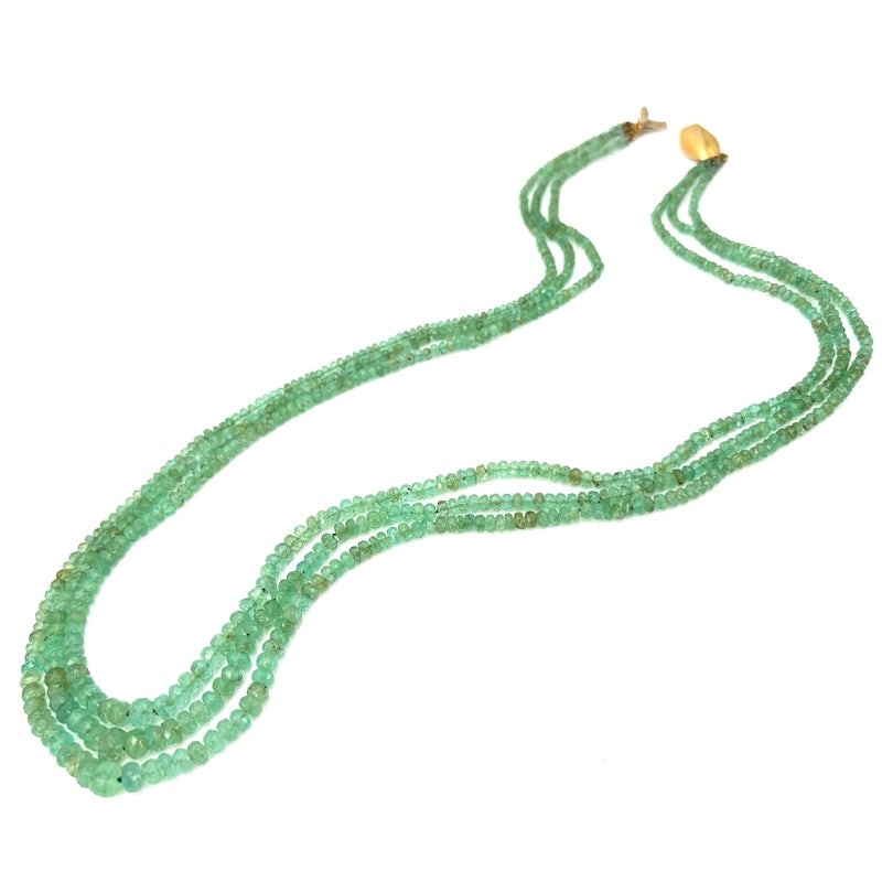 Four-strand emerald and gold necklace - 29.52 g; 53 cm: Three-strand emerald necklace, with faceted rondelles measuring 2.5-6 mm in diameter and 53 cm in length on the internal strand. Set with an 18 kt yellow gold clasp, a great opportunity!!! A spectacul