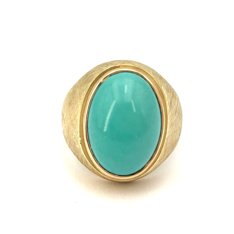 Vintage turquoise cabochon and yellow gold chevalier pinky ring; 11.68 g: An intense, unmissable vintage chevalier pinky ring in 18 kt yellow gold, with an adorable natural turquoise gemstone. Simple, densely quilted and massive setting, for a delightful and important old m