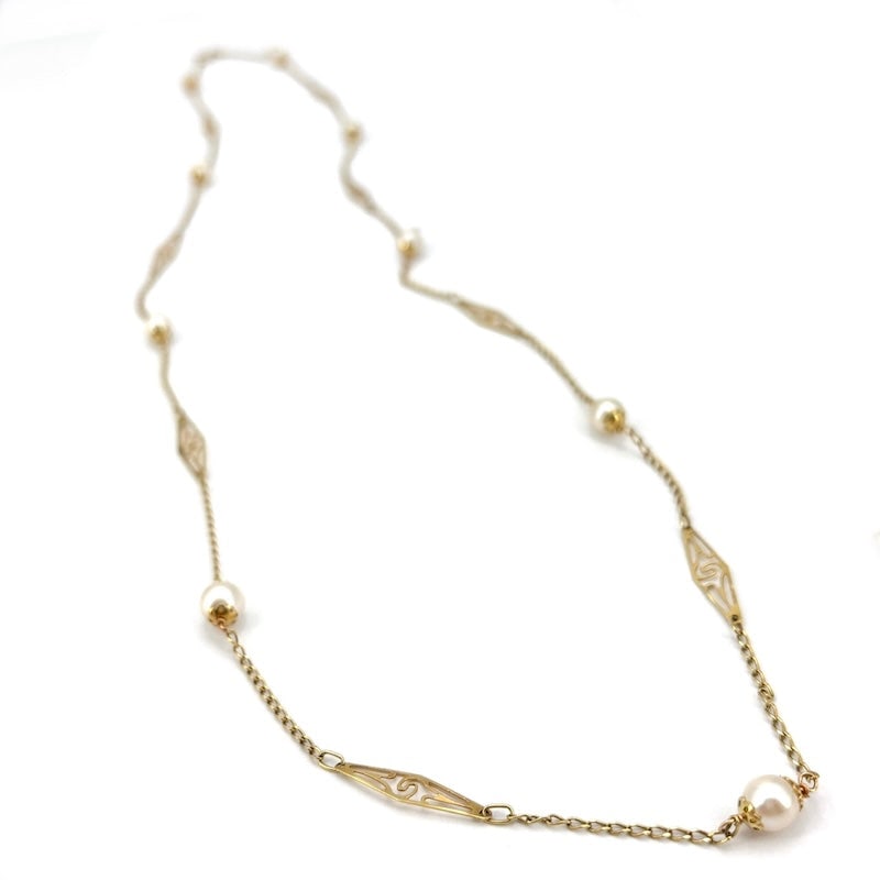 Long vintage diamond-shaped chain necklace with alternating pearls and yellow gold, 94 cm; 16.27 g: Extremely sophisticated long vintage diamond chain necklace in 18 kt yellow gold with alternating Akoya pearls. A retro-style jewel, a long and iconic necklace that's super chic and always on trend! O