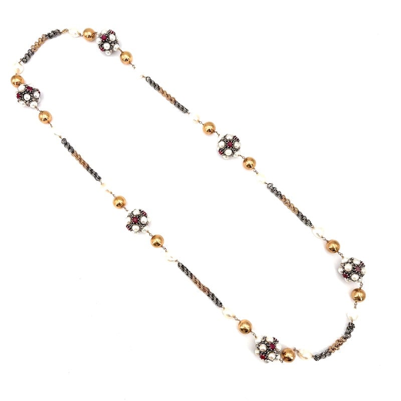 Maxi vintage necklace with pearls and rubies, gold and silver; 105 cm - 191.5 g: Spectacular, imposing and sumptuous vintage 9kt rose gold ball chain necklace incredibly beautiful and completely different, with freshwater pearl blackberries and square ruby ??roots, sweet baroque p