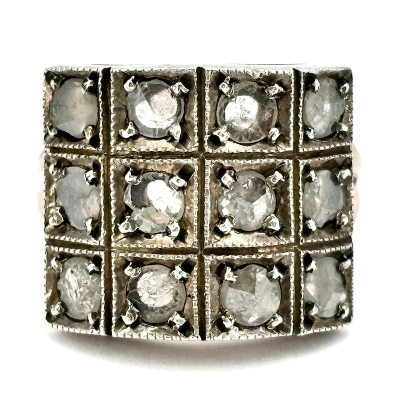 Vintage square saddle patch ring, diamonds and gold; 9.94 gr: A beautiful old money jewel, a vintage square ring in 9kt gold with diamonds mounted on silver on a saddle patch. A super choreographic jewel from the past, with very
