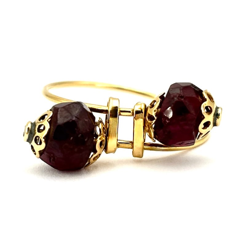 Contrarie ring with garnets and yellow gold thread; 2.48 gr: Exquisite contrarie ring, in 18kt yellow gold wire with faceted old garnet rondels. A graceful, fresh vintage jewel to be revisited for a youthful and unique look. Our company's certification is avail