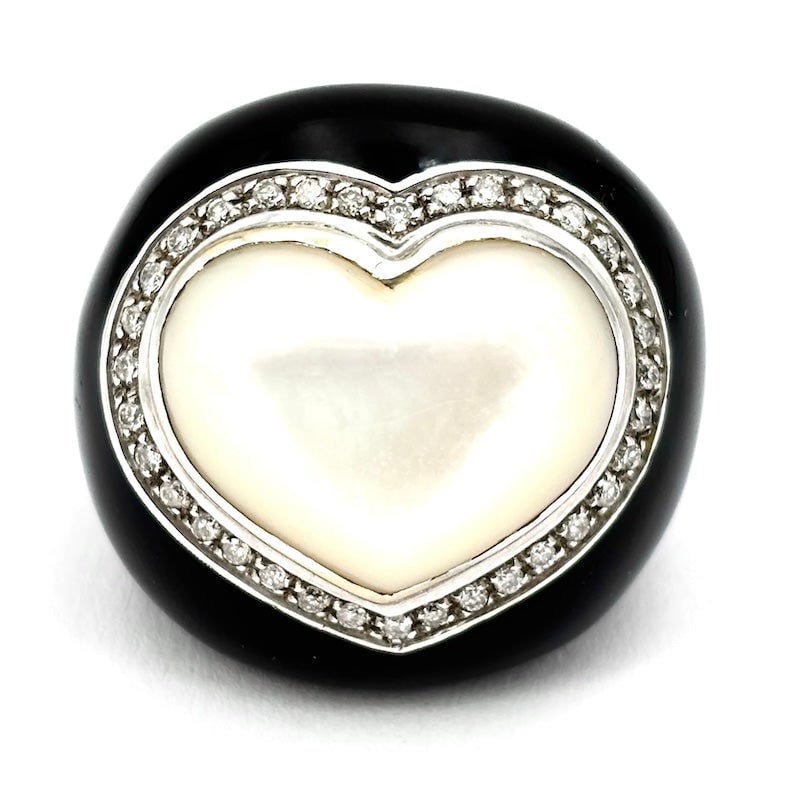 Maxi ring with onyx design, mother-of-pearl heart, diamonds, and gold; 25.45 g. Size 17: A stunning maxi-dome onyx jewel with a super-feminine mother-of-pe