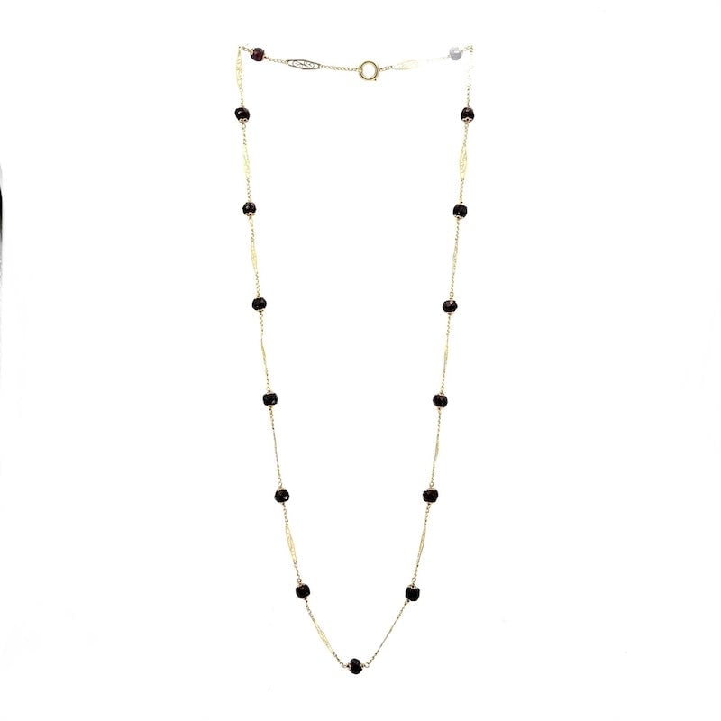 Long vintage necklace, garnet and alternating gold diamond chain - 80 cm; 22.55 g: Charismatic and unmissable 80 cm long vintage necklace in retro style, with irregular faceted garnet roundels intertwined and alternating with a chain and 18 kt yellow gold lozenges. A stunning vintag