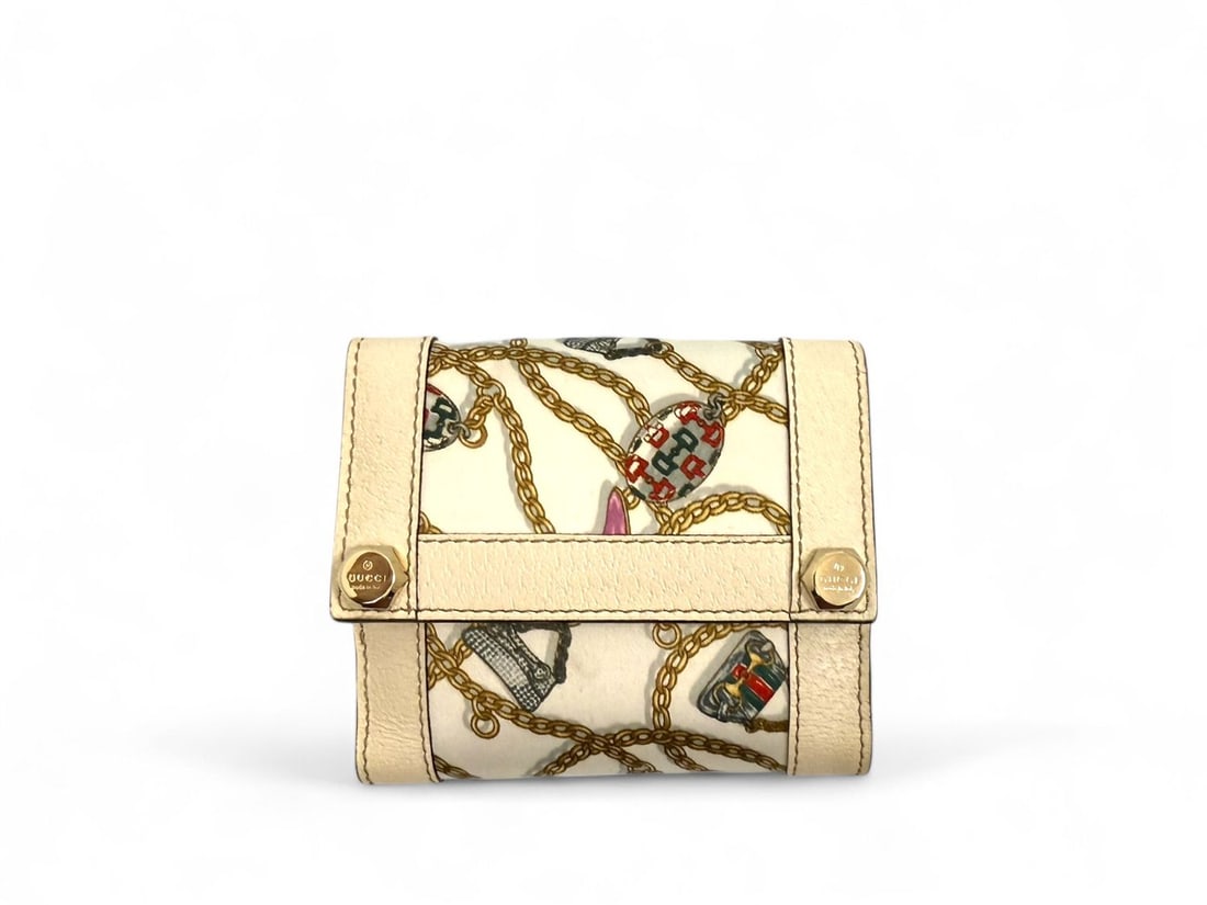 Elegant Gucci White Leather Wallet Gold Details - Authentic & Perfect: Gucci wallet crafted from pristine white leather featuring luxurious silk details. Adorned with rich gold hardware, this accessory embodies the Maison?s timeless Italian elegance. In perfect condition