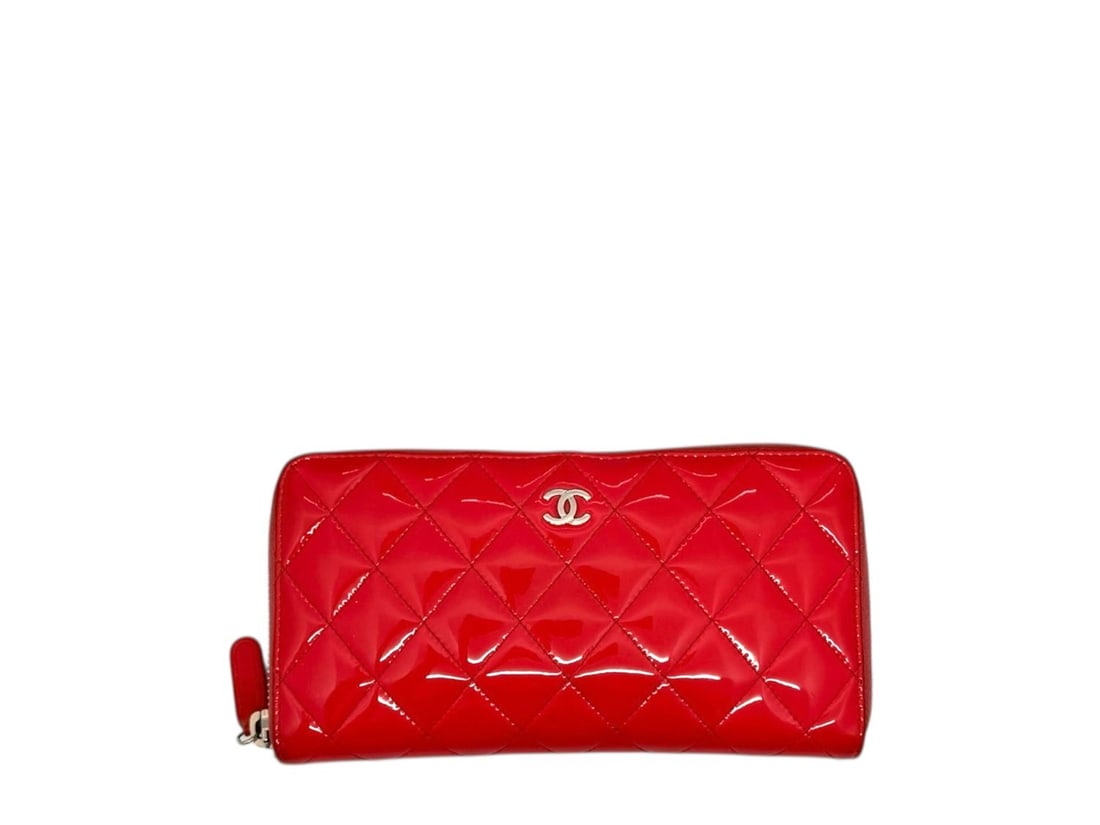 Chanel Coral red Vernis Leather Wallet - Vibrant & Chic: Radiant Chanel wallet crafted from glossy coral red patent leather (Vernis). Finished with sleek silver hardware, this accessory offers a sophisticated pop of color. Presented in very good condition, 