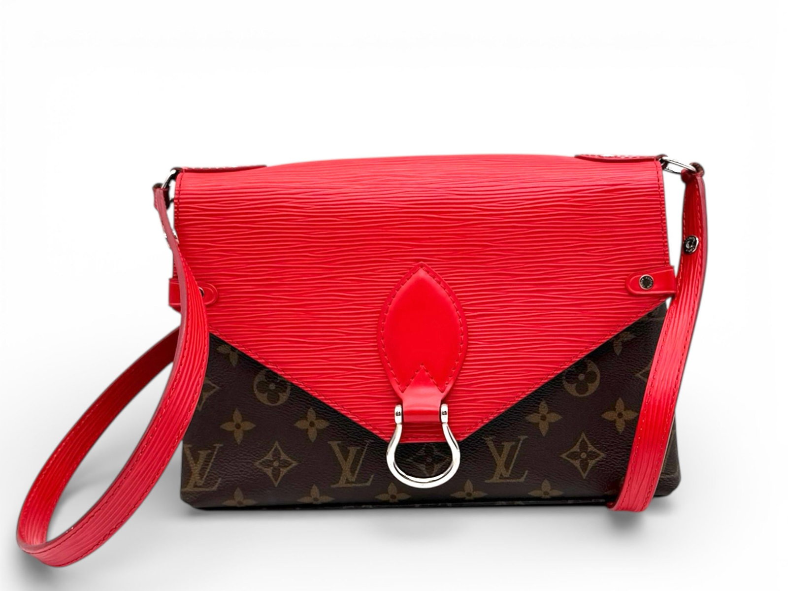 Louis Vuitton Saint Michel - Elegant Monogram Handbag with Bold Red and Silver Accents: The Louis Vuitton Saint Michel radiates chic sophistication and vibrant style Crafted in Monogram coated canvas with Epi leather and natural cowhide, perfect for a stylish everyday statement BRAND: Lo