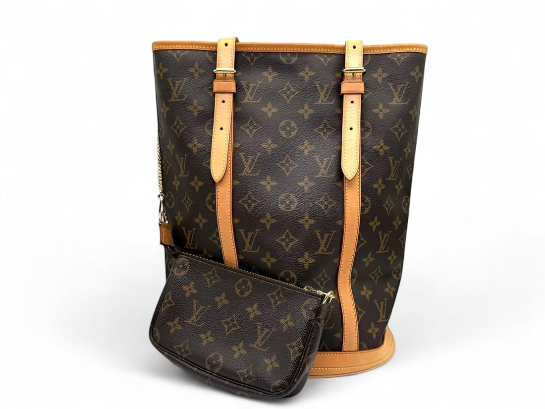 Louis Vuitton Bucket GM Monogram - Majestic Icon with Matching Pochette: The majestic Louis Vuitton Bucket GM, an enduring icon of the Maison?s travel and lifestyle heritage. This magnificent shoulder bag comes complete with its original matching pochette, offering an doub