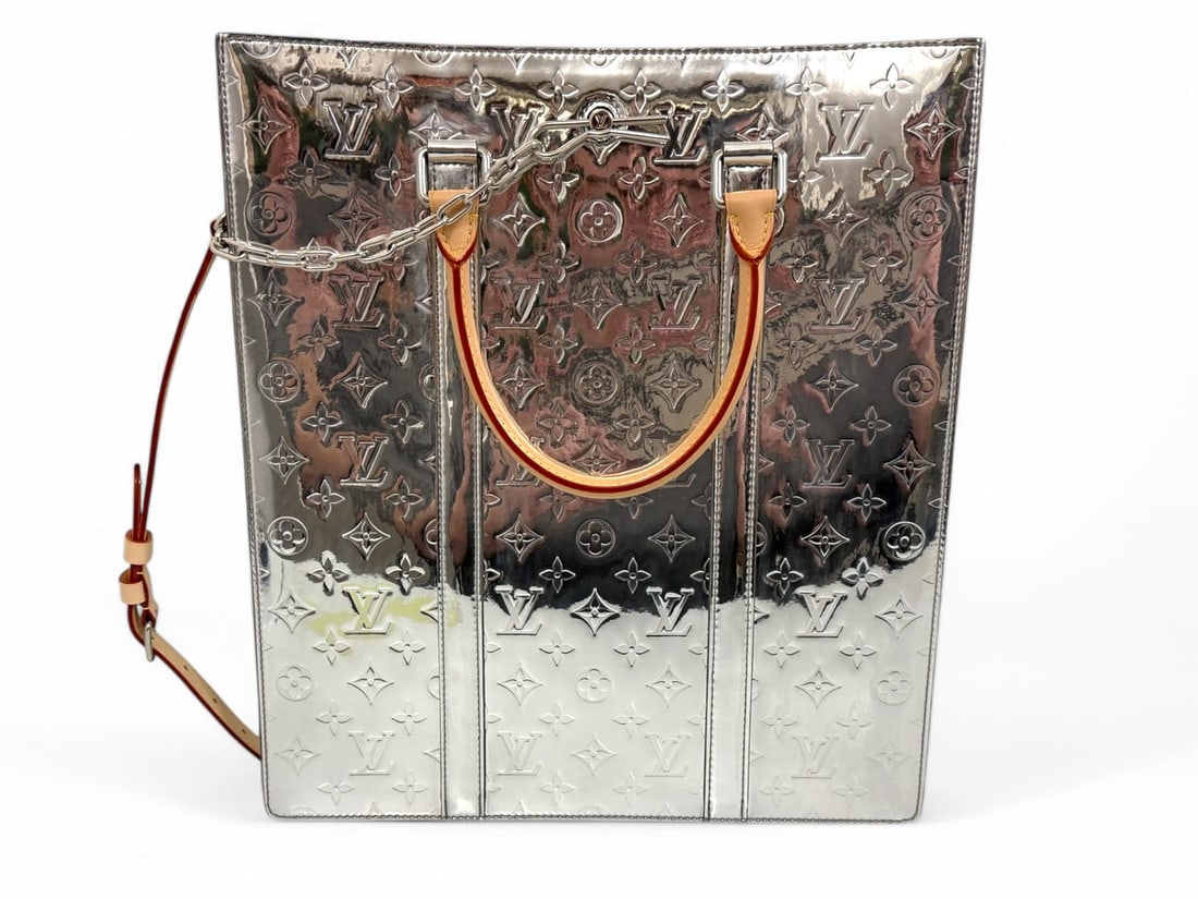 Louis Vuitton Sac Plat Miroir Monogram - Travel Icon: The spectacular Louis Vuitton Sac Plat Miroir, a grand and dazzling reinterpretation of the classic silhouette with a modern silver-tone finish. Crafted in signature Monogram canvas with natural cowhi
