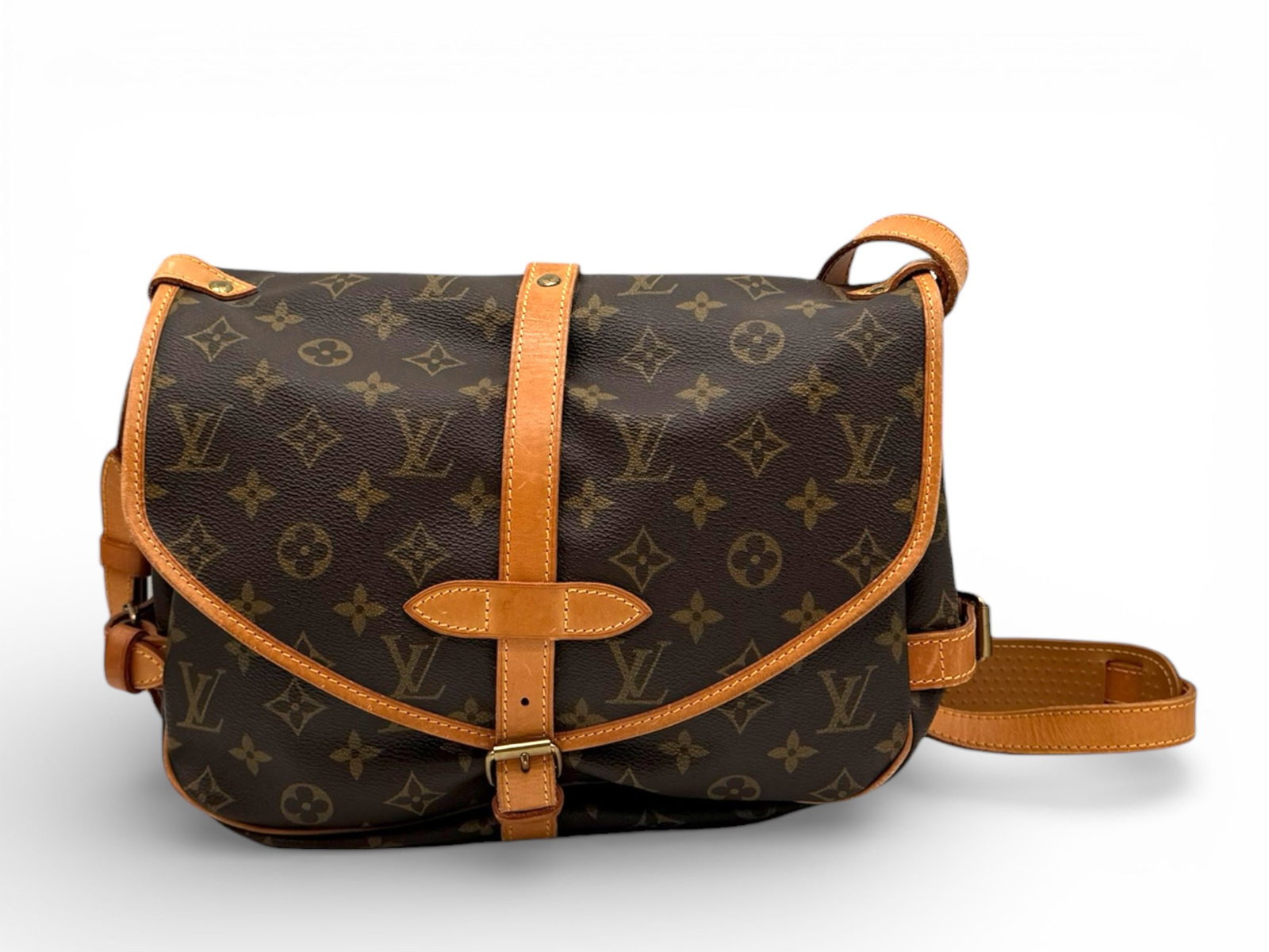 Vintage Louis Vuitton Samour 30 ? Radiant Monogram Shoulder Treasure: A distinctive and charismatic shoulder bag, the Louis Vuitton Samour 30 embodies bold elegance with a refined vintage soul. Its iconic Monogram canvas and natural cowhide leather details create a harm