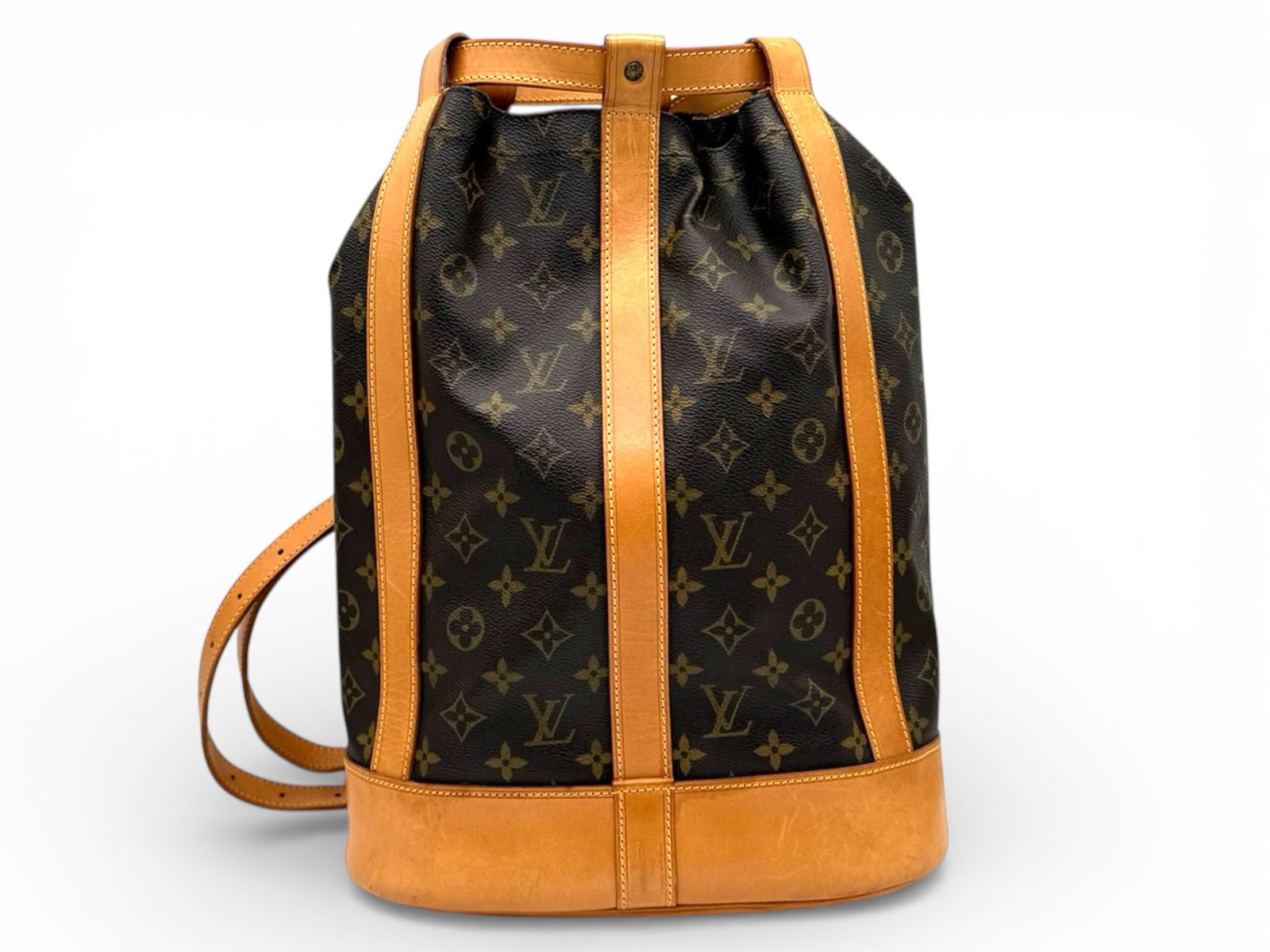 Louis Vuitton Sac Randonnee - Elegant Monogram Shoulder Bag with Golden Accents: The Louis Vuitton Sac Randonnee radiates refined charm and timeless sophistication, perfect for elevating everyday style. Crafted in iconic Monogram coated canvas with natural cowhide leather, this sh