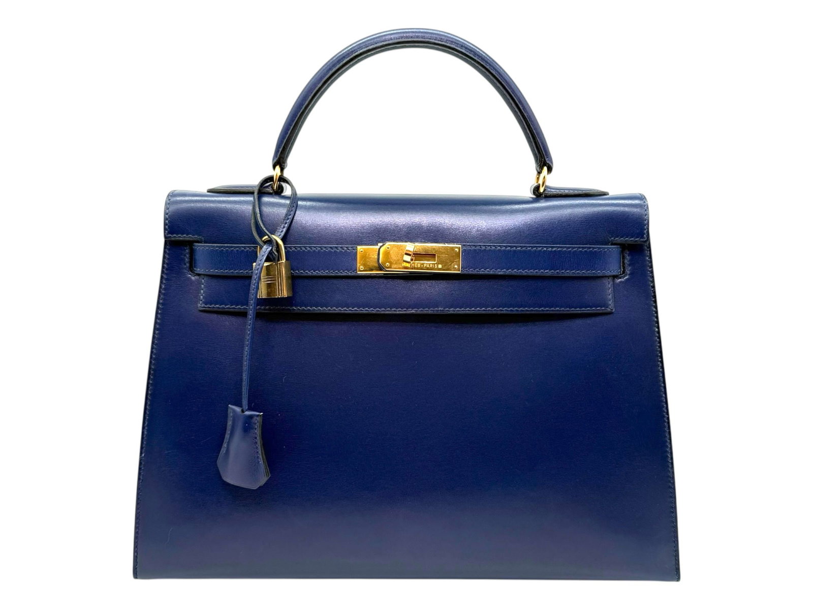 Hermes Kelly 32 Sellier Stunning Blue Saphir Elegant Top Handle Bag: A timeless emblem of sophistication, the Kelly 32 Sellier captivates with luxurious Blue Saphir box leather and refined gold hardware. Structured and elegant, it offers impeccable style and classic ve